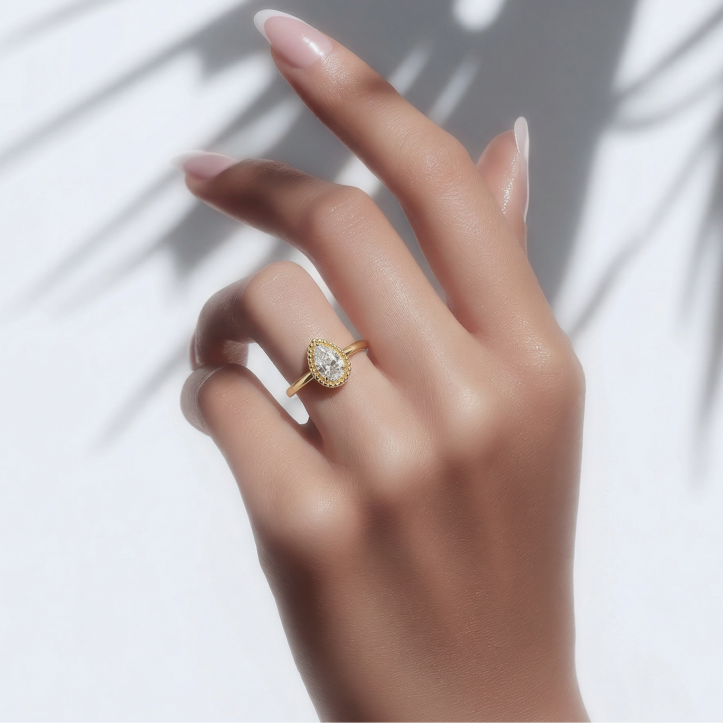 Bague solitaire en acier doré