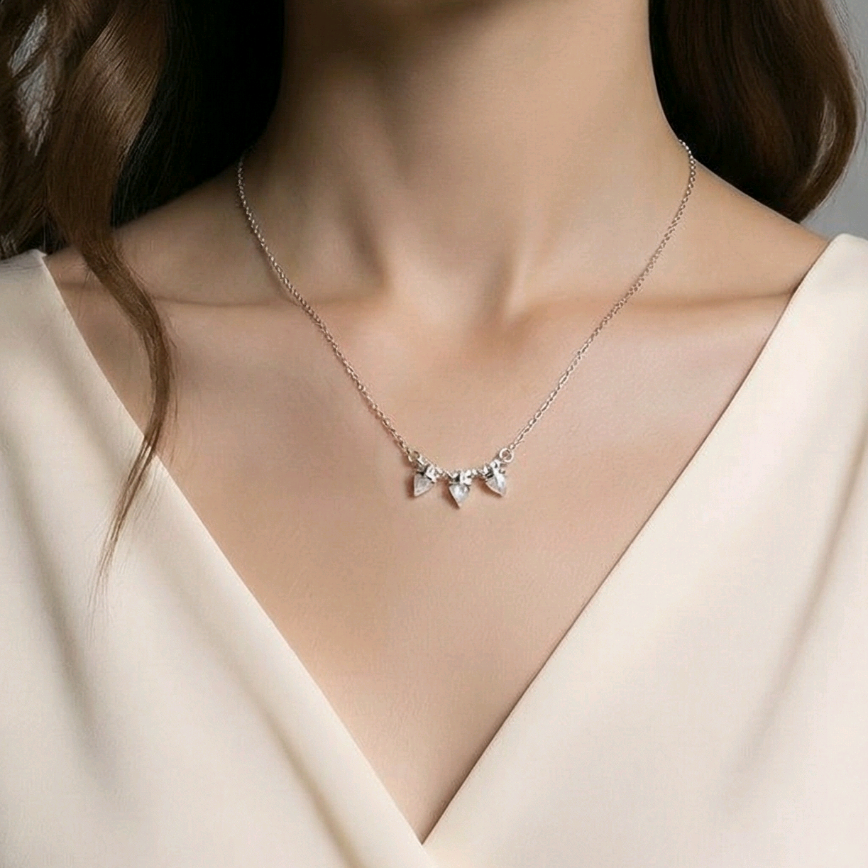 Collier perles triangles argent 925 géométrique texture martelée 16 pouces fin délicat minimaliste