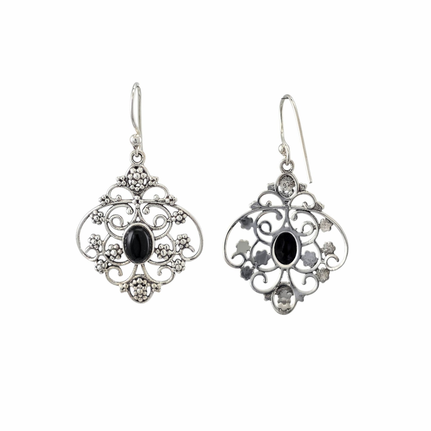 Grandes boucles d'oreilles pendantes filigrane ajouré losange en argent sterling 925 oxydé avec onyx noir naturel cabochon ovale au centre, volutes et granules ciselés, 30x24mm, fond blanc