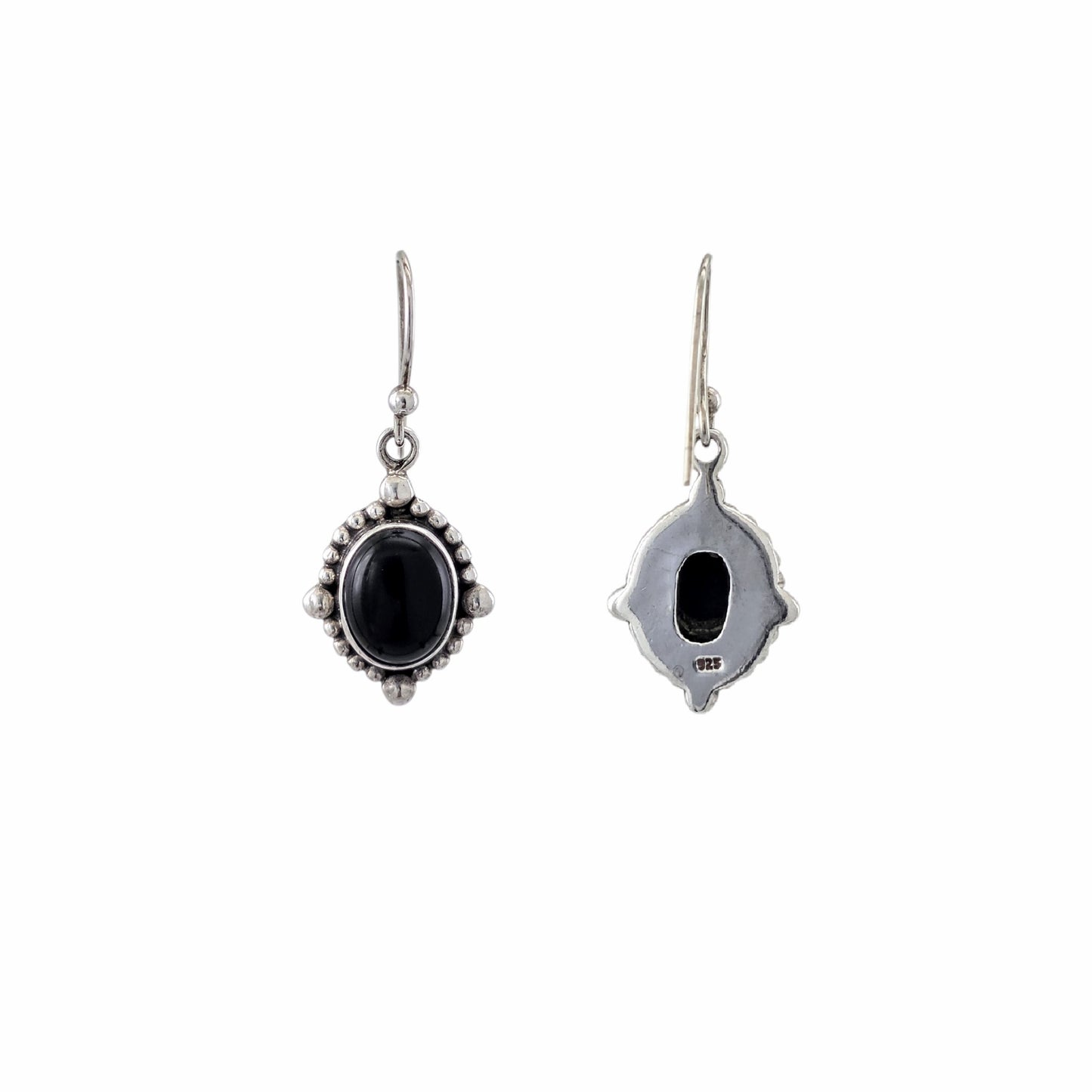 Boucles d'oreilles pendantes en argent sterling 925 oxydé avec onyx noir naturel cabochon ovale et cadre granulé boules d'argent, 20x14mm, fond blanc