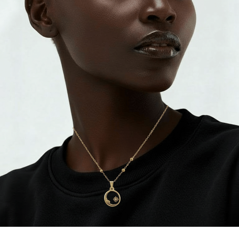 Soleil & Lune – Collier Doré Émail Blanc 18 mm - Alberto Bijoux