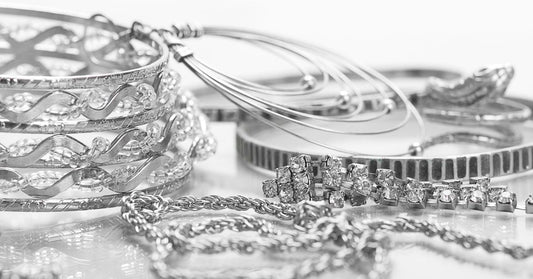 Argent ou acier inoxydable : quel métal choisir pour tes bijoux ?