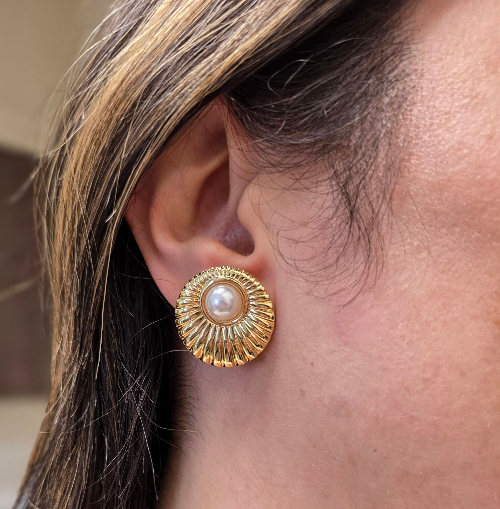 Boucles d’oreilles dorées rondes avec perle blanche au centre, style vintage