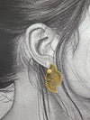 Boucle d’oreille dorée ajourée avec motif éventail et perles – modèle Éventail Sacré