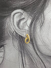 Boucle d’oreille dorée en forme de vague organique – modèle Vague Dorée en acier inoxydable