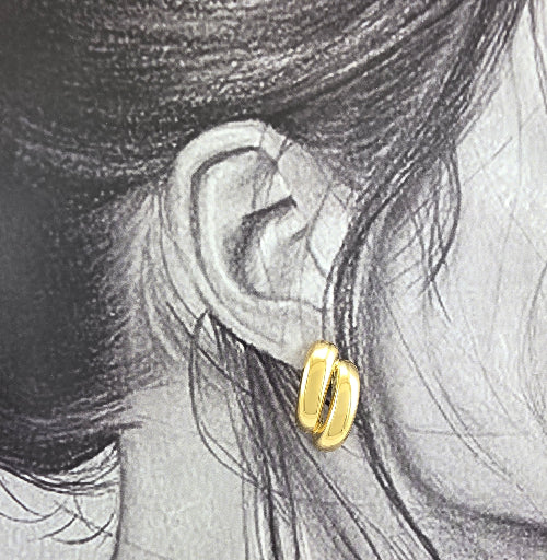 Boucle d’oreille dorée bombée à double arc, vue de face, fond blanc