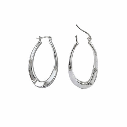Paire de créoles ovales allongées torsadées en argent sterling 925 avec finition polie miroir et fermeture à charnière sur fond blanc