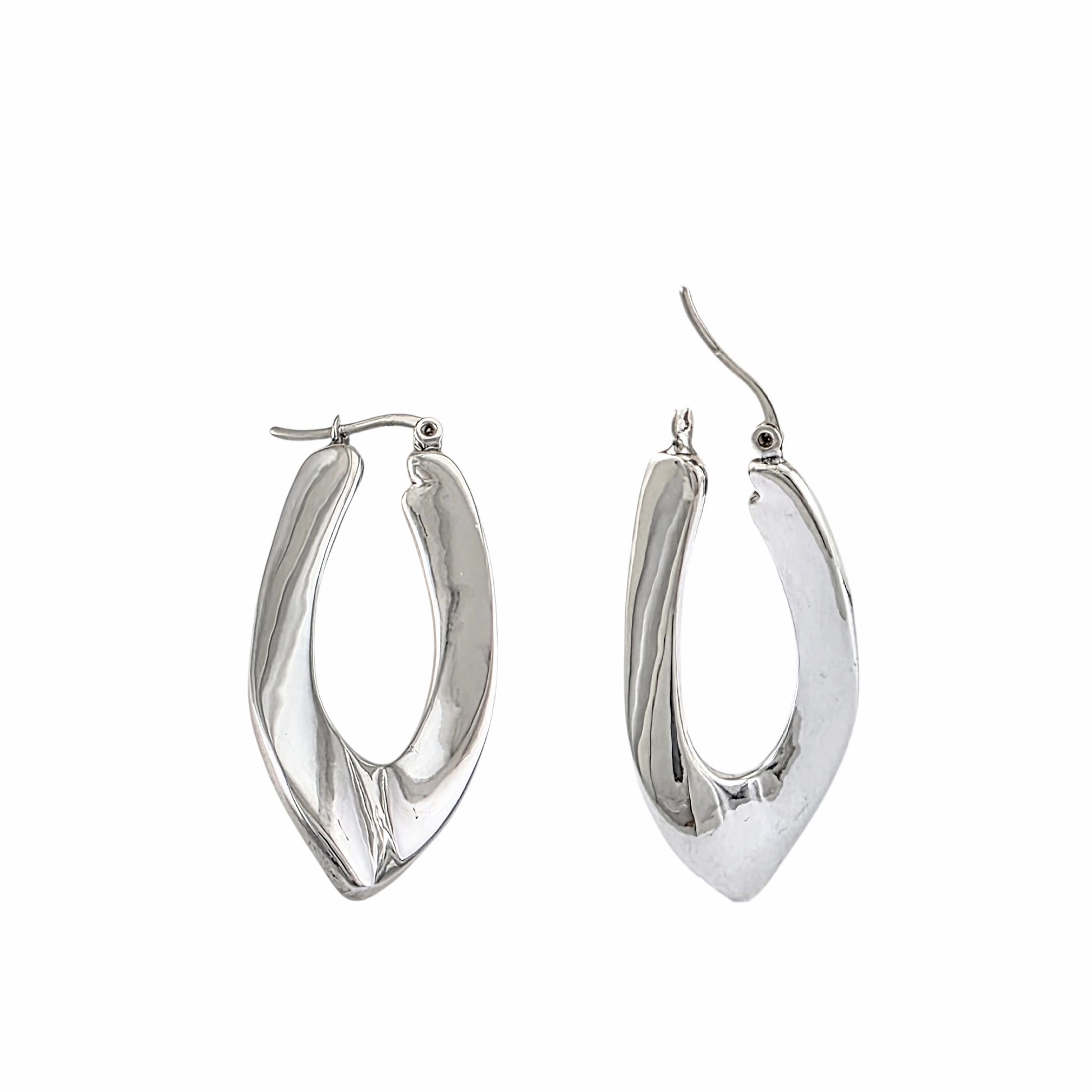 Paire de créoles ovales torsadées en argent sterling 925 avec design sculptural tridimensionnel et finition polie sur fond blanc