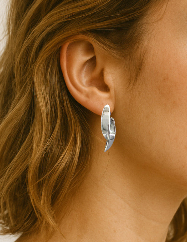 Boucles d’oreilles argentées en acier inoxydable courbes modernes – Alberto Bijoux Montréal