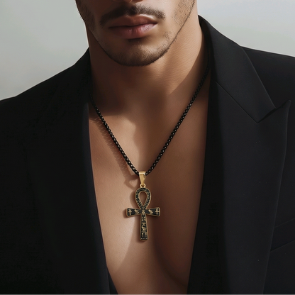 Pendentif Ankh doré avec fond noir et gravures hiéroglyphiques – bijou ésotérique acier inoxydable hypoallergénique