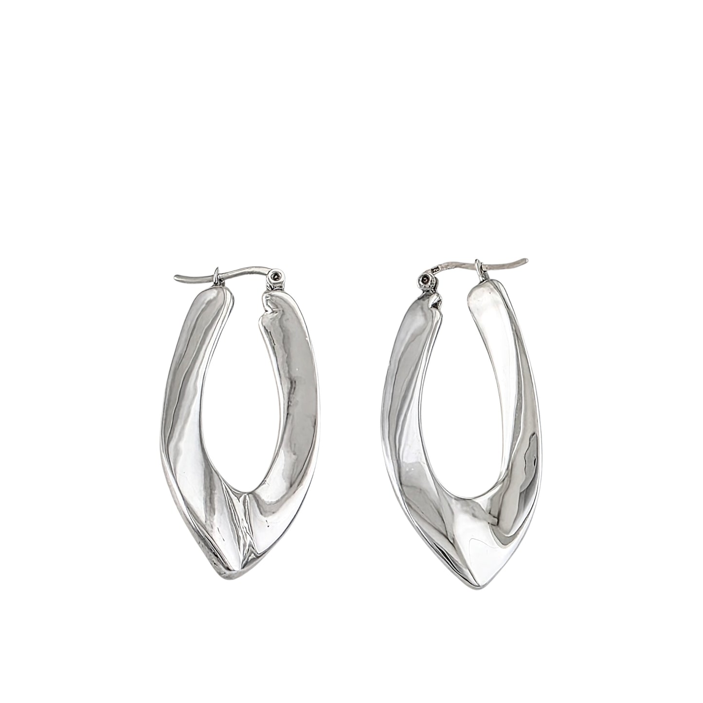 Paire de créoles ovales torsadées en argent sterling 925 avec design sculptural tridimensionnel et finition polie sur fond blanc