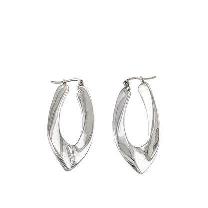 Paire de créoles ovales torsadées en argent sterling 925 avec design sculptural tridimensionnel et finition polie sur fond blanc