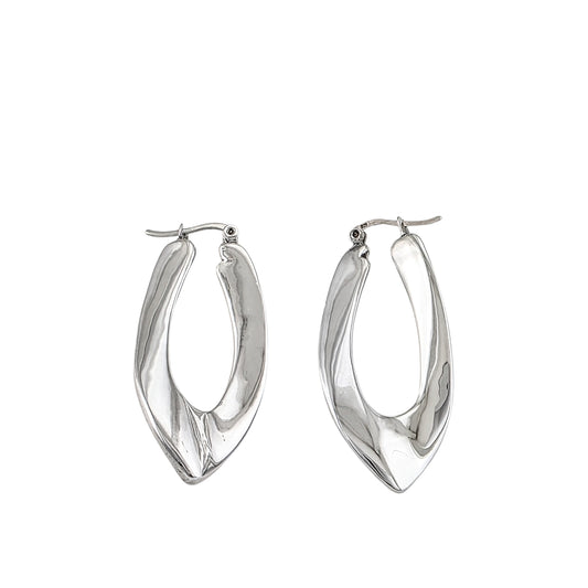 Paire de créoles ovales torsadées en argent sterling 925 avec design sculptural tridimensionnel et finition polie sur fond blanc