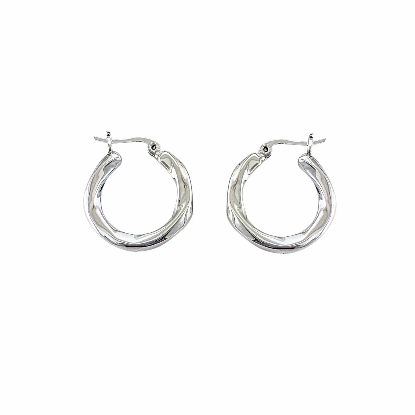 Paire de créoles rondes torsadées en argent sterling 925 avec finition polie et fermeture à charnière sur fond blanc