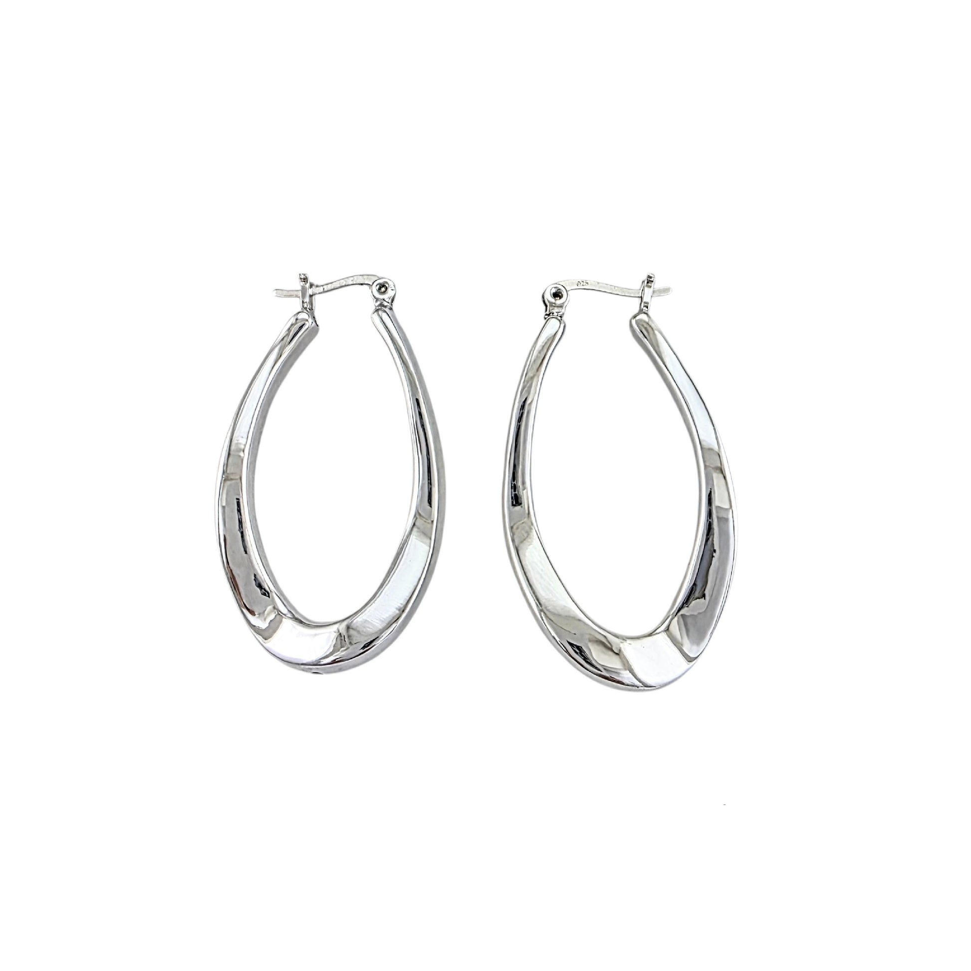 Paire de créoles ovales allongées torsadées en argent sterling 925 avec finition polie miroir et fermeture à charnière sur fond blanc