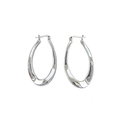 Paire de créoles ovales allongées torsadées en argent sterling 925 avec finition polie miroir et fermeture à charnière sur fond blanc