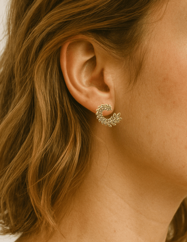 Boucles d’oreilles feuilles dorées – Couronne lumineuse 22x18 mm - Alberto Bijoux