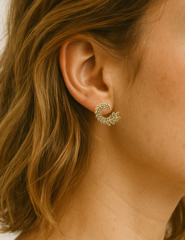Boucles d’oreilles couronne feuilles dorées vue de profil