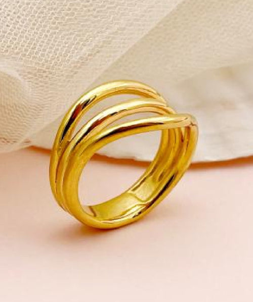 Bague dorée brillante avec design croisé fluide, disponible en tailles 6 à 8