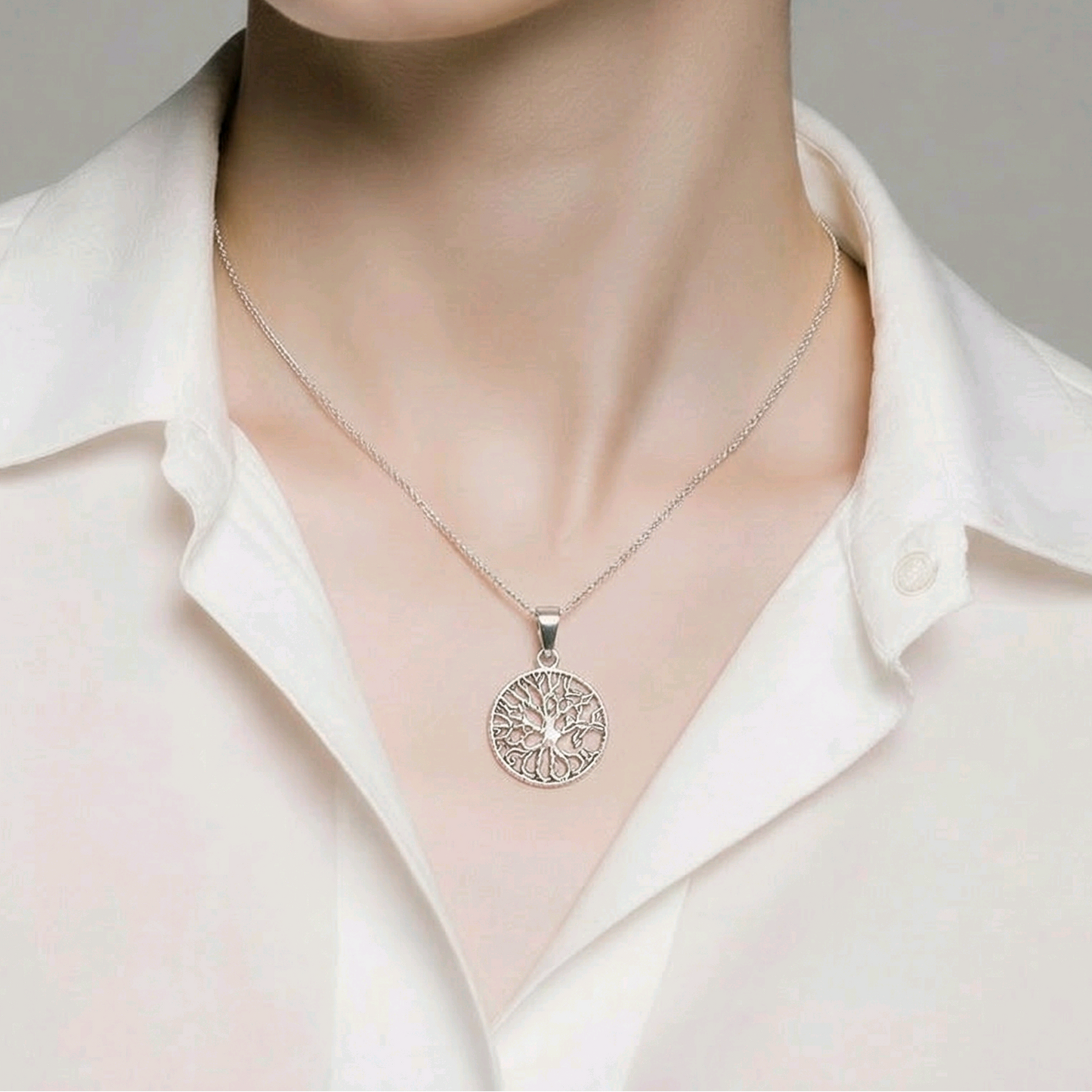 Pendentif médaillon rond arbre de vie en argent sterling 925 oxydé, racines entrelacées et feuilles ajourées gravées, 20mm, fond blanc