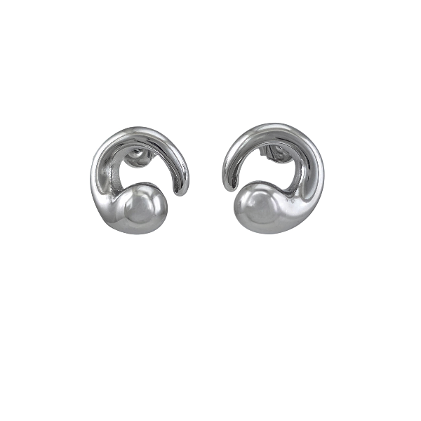Éclat entrelacé – Boucles d’oreilles argentées 16 mm en acier inoxydable (vue de face)