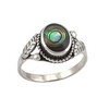 Bague artisanale Ava en argent sterling avec abalone rond iridescent, motifs de feuilles sculptées et détails ornementaux perlés