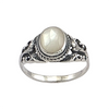 Bague élégante en argent sterling avec cabochon ovale de nacre iridescente, détails de filigrane vintage et finition polie