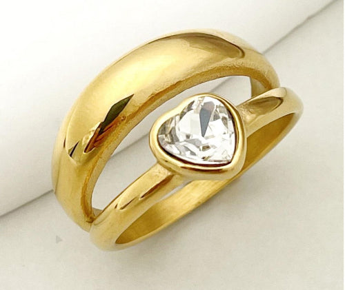 Bague dorée à double bande avec pierre blanche en forme de cœur, style moderne et romantique