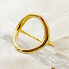 Bague dorée avec cercle organique irrégulier, au design minimaliste et naturel, présentée sur fond blanc
