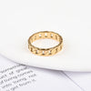 Bague dorée style chaîne cubaine avec maillons brillants et épais, présentée sur fond blanc