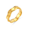 Bague dorée minimaliste ondulée en forme de vague, vue de face sur fond blanc