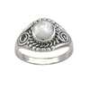 Bague vintage Lyra en argent sterling avec nacre ronde iridescente, détails perlés ornementaux et motifs spirales sculptés