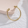 Bague dorée ajustable ornée de mini perles blanches, au style délicat et féminin, présentée sur fond blanc