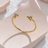 Bague dorée ajustable ornée de mini perles blanches, au style délicat et féminin, présentée sur fond blanc