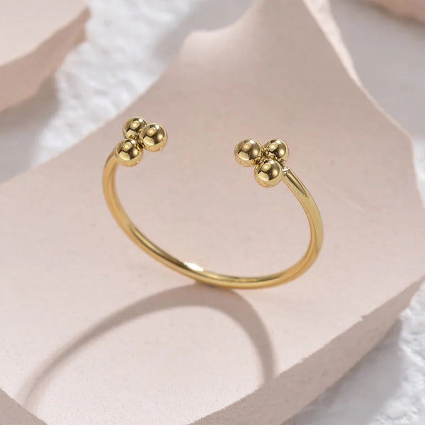 Bague dorée ajustable ornée de mini perles blanches, au style délicat et féminin, présentée sur fond blanc