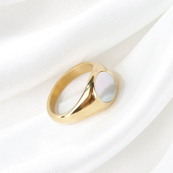 Bague chevalière dorée avec nacre ronde blanche, modèle raffiné Perla – Alberto Bijoux