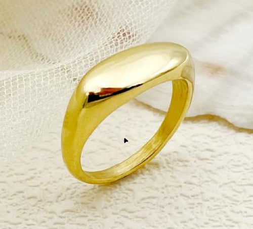 Bague bombée dorée brillante posée sur tissu blanc, disponible en tailles 6, 8 et 9