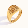 Bague dorée gravée en spirale avec motifs ethniques, présentée sur fond blanc