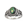 Bague ornée en argent sterling avec centre ovale d'abalone iridescent vert-bleu, détails de filigrane vintage et finition oxydée