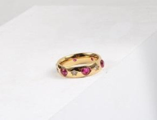 Bague dorée avec cœurs rouges et étoiles claires en zircon, style romantique et magique