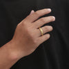 Bague dorée au design tressé et texturé, style classique et élégant, présentée sur fond blanc
