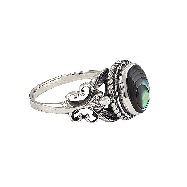 Bague ornée en argent sterling avec centre ovale d'abalone iridescent vert-bleu, détails de filigrane vintage et finition oxydée
