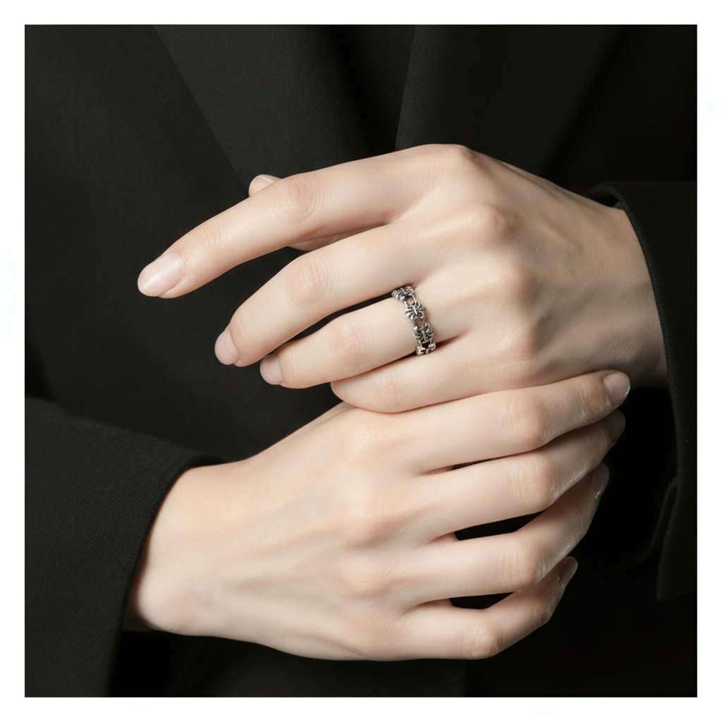 Bague argentée à motif fleur de lys au style gothique et moderne
