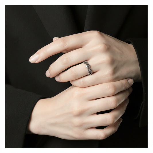 Bague argentée à motif fleur de lys au style gothique et moderne