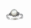 Bague artisanale en argent sterling avec cabochon de nacre naturelle, design bohème avec détails floraux et finition oxydée vintage