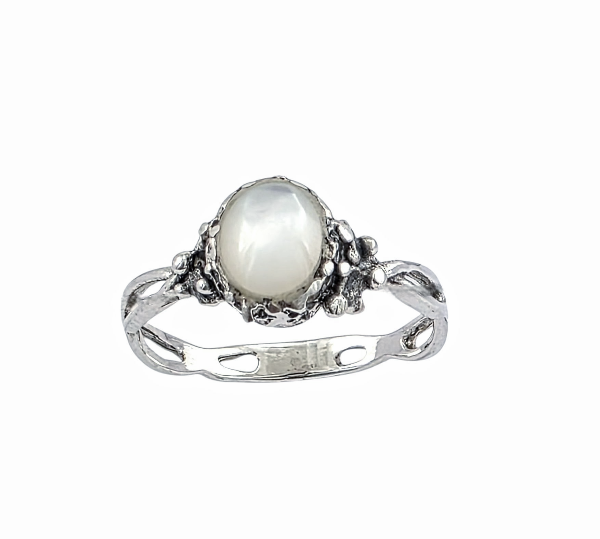 Bague artisanale en argent sterling avec cabochon de nacre naturelle, design bohème avec détails floraux et finition oxydée vintage