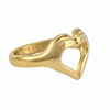 Bague dorée en forme de cœur ajouré posée sur une assiette blanche, disponible en tailles 6 à 8 - Alberto bijoux