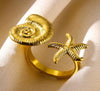 Bague dorée ouverte avec coquillage et étoile de mer, style marin estival