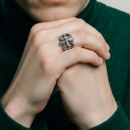 Bague croix fleur-de-lis acier inoxydable gothic statement ring relief oxydé noir