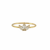 Bague dorée fine avec trois zircons en forme de pétales, motif fleur de lotus délicate - Alberto bijoux 